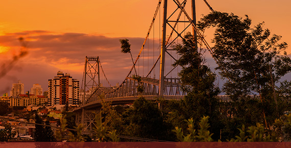 Ponte Hercílio Luz, em Florianópolis, durante o pôr do sol.
